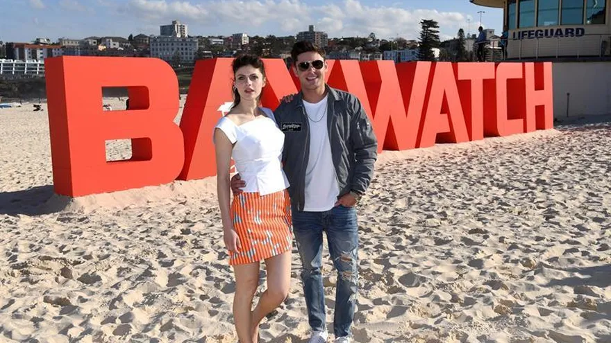 Los actores estadounidenses Zac Efron (d) y Alexandra Daddario (i) posan para una sesión de fotos de la película Baywatch, en Bondi Beach, en Sídney (Australia) el 17 de mayo de 2017. EFE