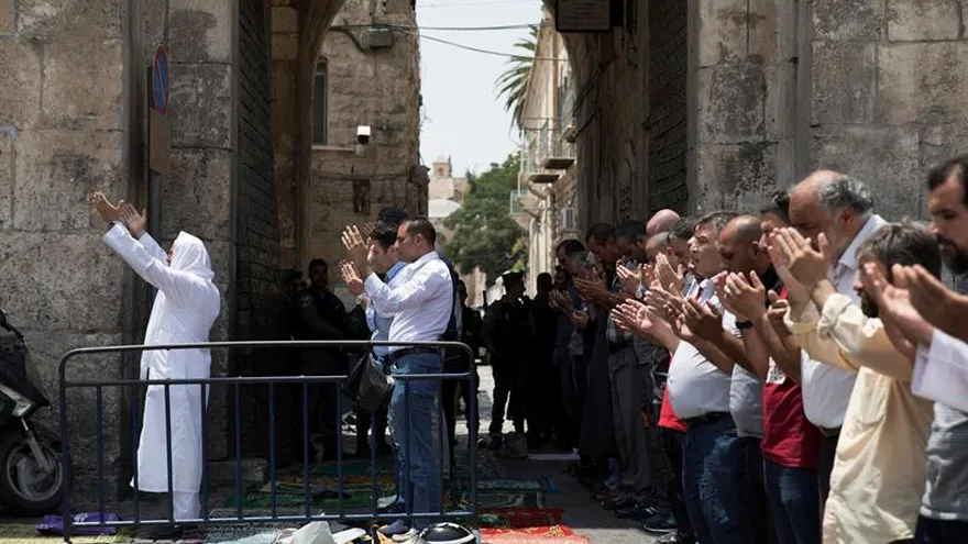Palestinos rezan en la Puerta del León en la ciudad vieja de Jerusalén, cerca del acceso a Haram El Sherif, o el Monte del Templo para los judíos, hoy, 25 de julio de 2017.