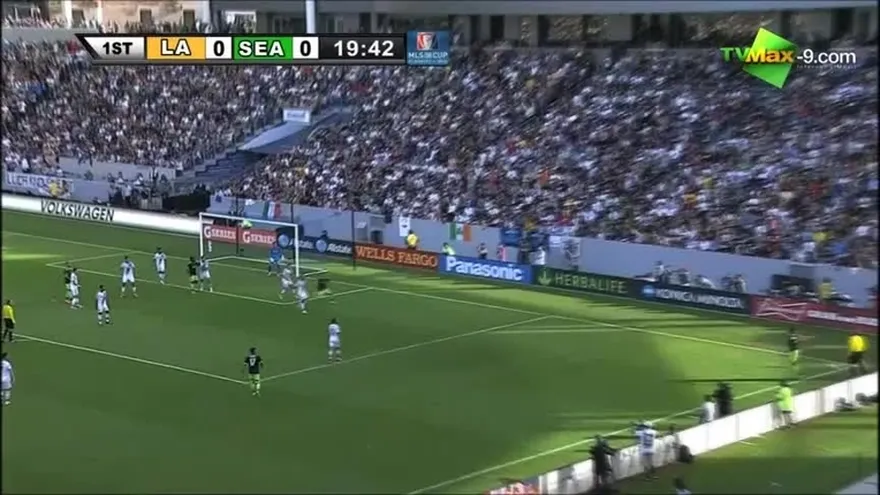 En dos ocasiones Penedo defendiendo el marco