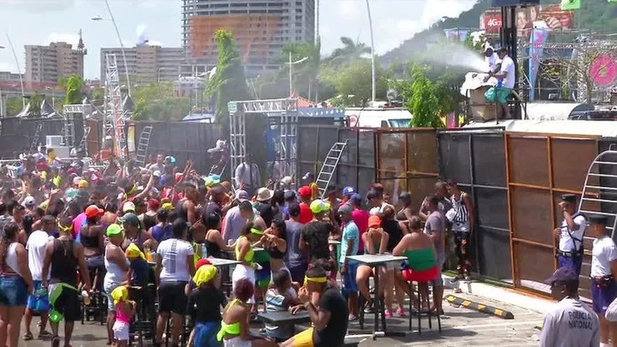 Panameños celebran lunes de carnaval en la cinta costera