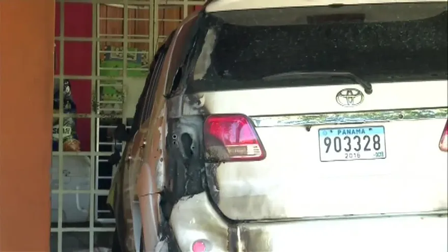 Delincuentes queman auto en una residencia