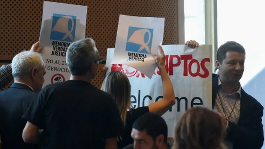 Argentinos se manifiestan contra la impunidad en una presentación de Cristina Kirchner en Bruselas.