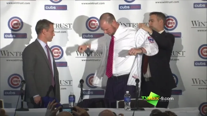 Jon Lester presentado con los Cachorros de Chicago