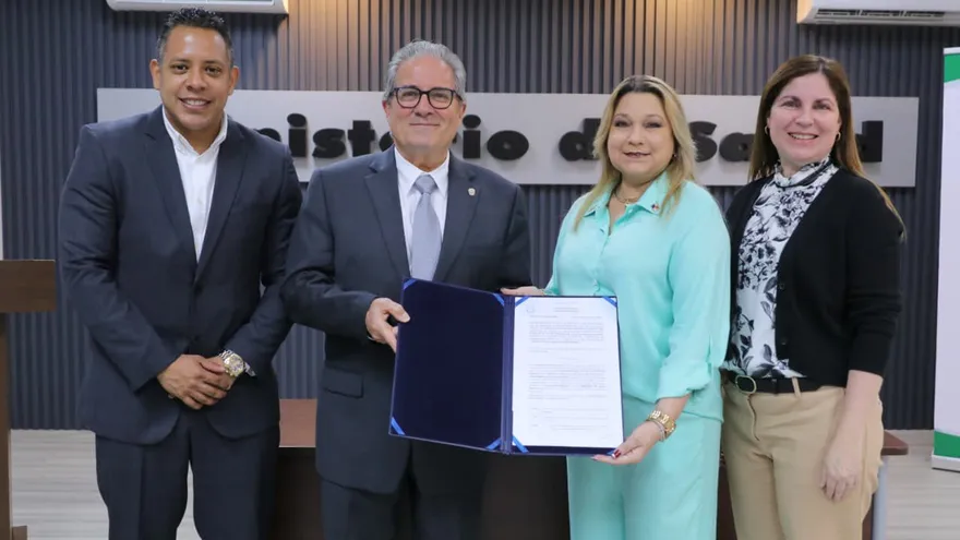 El ministro de Salud, Fernando Boyd recibe el título de propiedad de la sede del Minsa en Panamá Oeste.