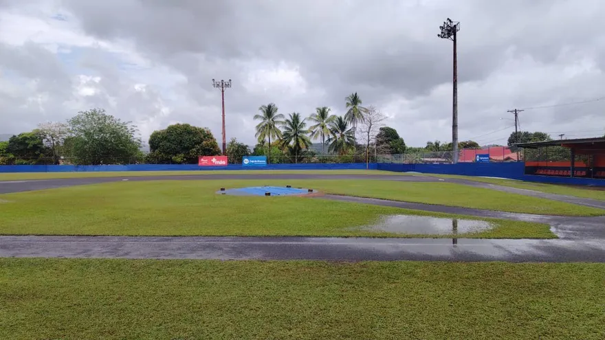 Terreno de juego del estadio José De La Luz Thompson afectado por lluvia