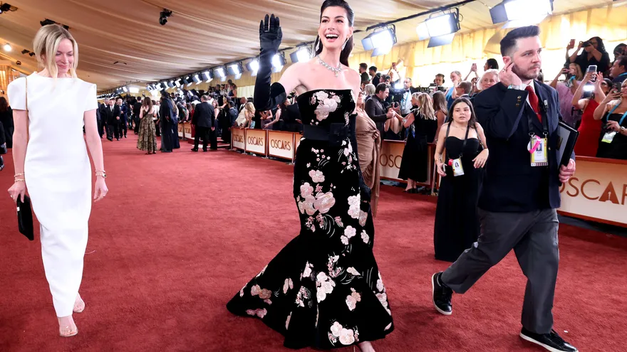 La actriz Anne Hathaway cruza la alfombra roja en los premios Óscar