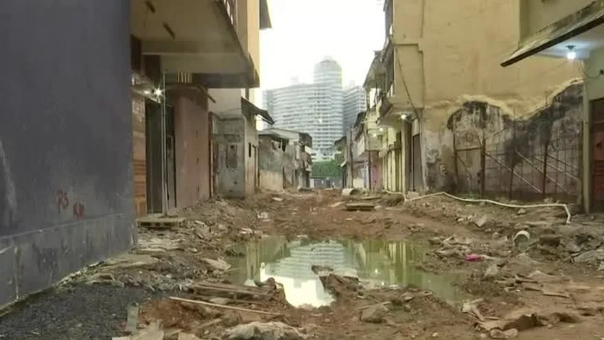 Retrasos y calles destruidas afectan a residentes y comerciantes en el Barrio Chino