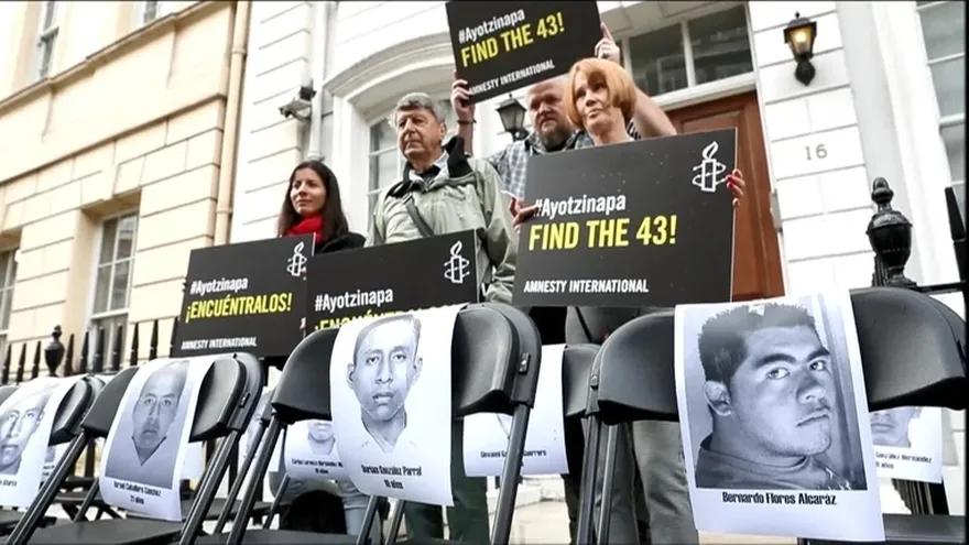 Sillas vacías en Londres por los 43 desaparecidos en México