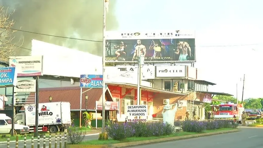 Bomberos intentan sofocar fuego en Las Tablas