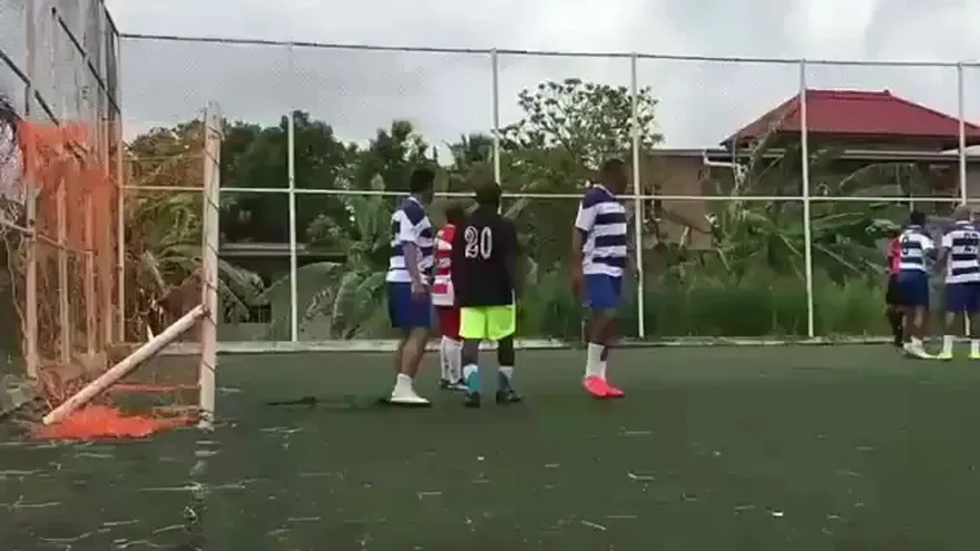 Ricardo “El Paton ” Phillips marcó un verdadero golazo de chilena a sus 44 años