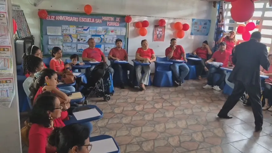En la Escuela Primaria de San Martín, en el distrito de Santiago, las estrategias para prevenir el acoso escolar han tomado un enfoque distinto, centrado en la participación activa de los padres de familia y el fortalecimiento de la orientación desde el hogar.