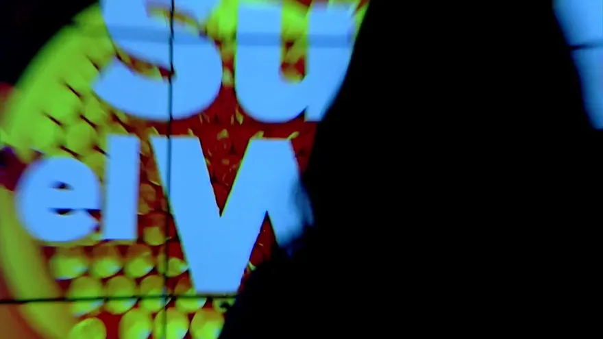 Román Torres domina el balón