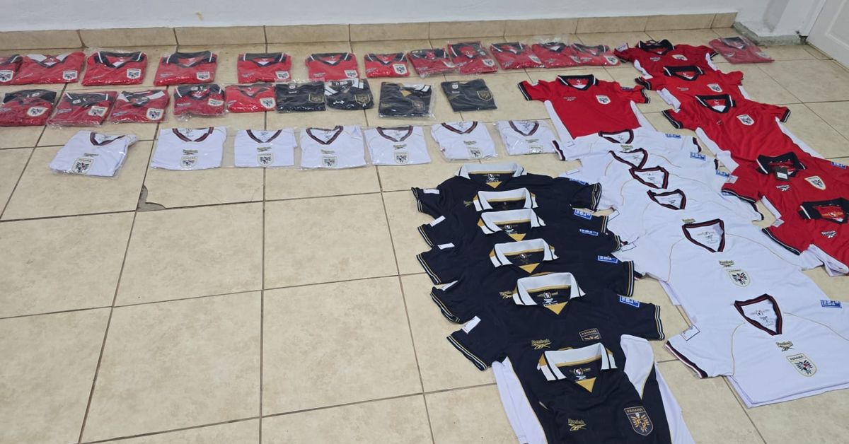 Aduanas retiene mercancía presuntamente irregular: fresas, camisetas fútbol y cigarrillos entre los hallazgos