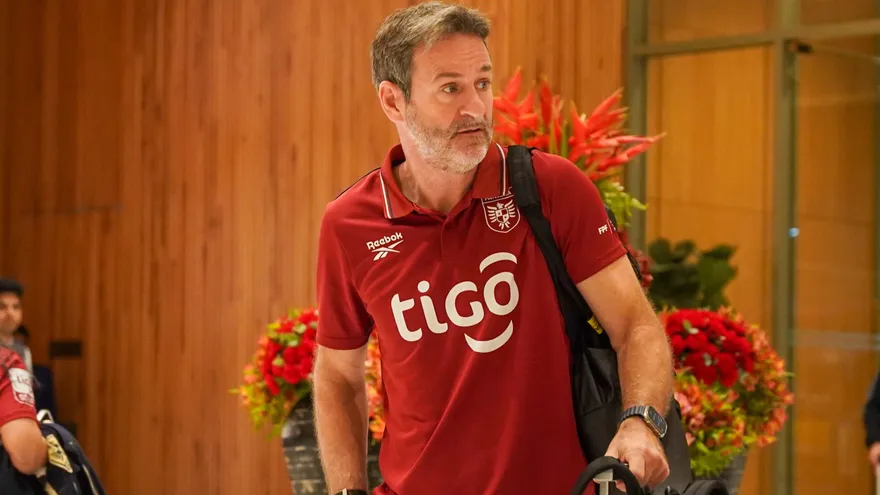 Thomas Christiansen durante la llegada al hotel de concentración en Bengaluru, India