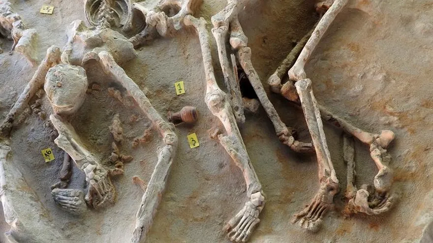 Fotografía facilitada por la Fundación Stavros Niarchos de parte de los restos de ochenta cuerpos del siglo VII a.C.