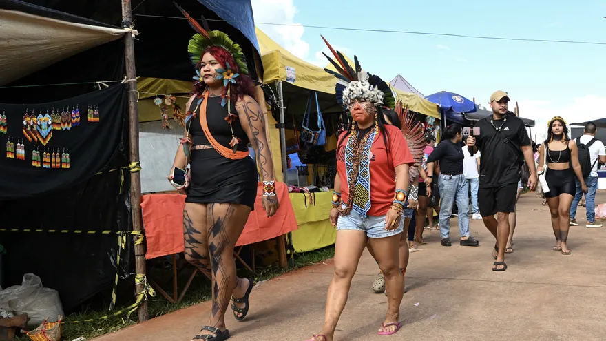 Mujeres indígenas brasileñas llegan al Acampamento Terra Livre (Campamento Tierra Libre), una reunión nacional creada para defender los derechos indígenas.