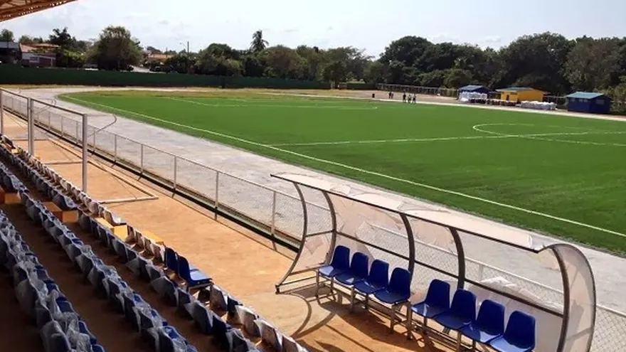 Vista parcial de la cancha y la grada principal del estadio Los Milagros de Chitré