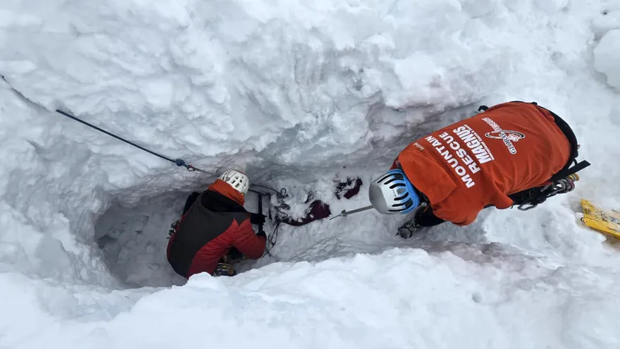 Recuperan cuerpos de dos montañistas tras avalancha en Perú