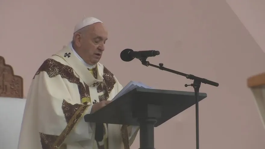 El papa critica a la 'venganza' al final de su visita a Mozambique