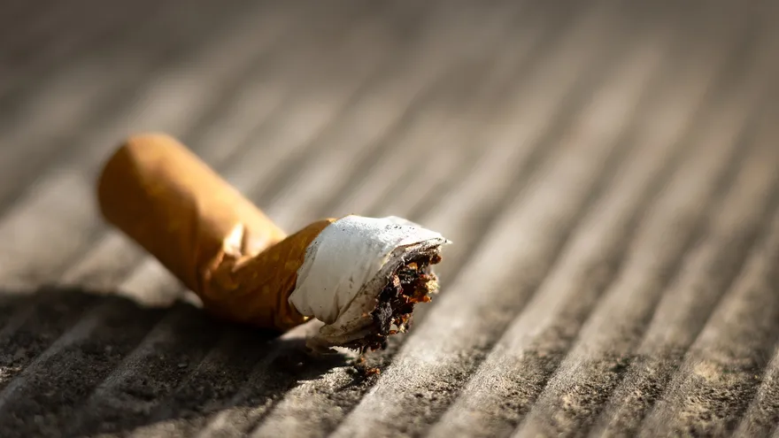 Una colilla de cigarrillo