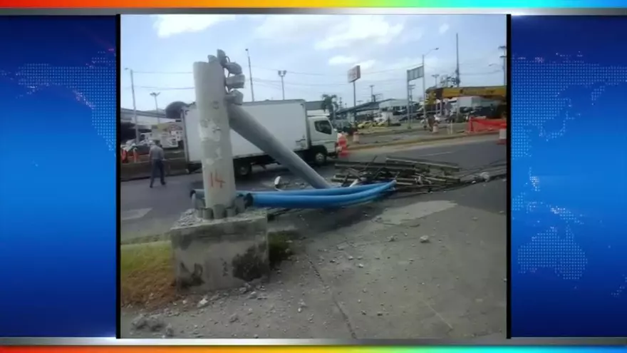 Grúa derriba tres postes de tendido eléctrico en Vía Tocumen