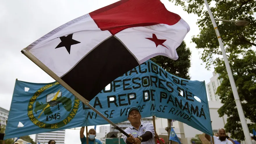 Docentes realizan protesta en la Asamblea Nacional