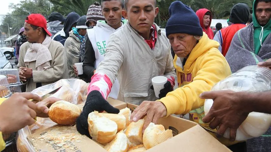 Grupos de personas de la segunda caravana migrante reciben comida hoy, jueves 15 de noviembre de 2018, en el deportivo Jesús Martínez "Palillo", en Ciudad de México (México).