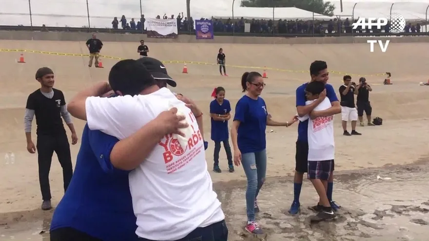 Tres minutos de abrazos... tras años de separación