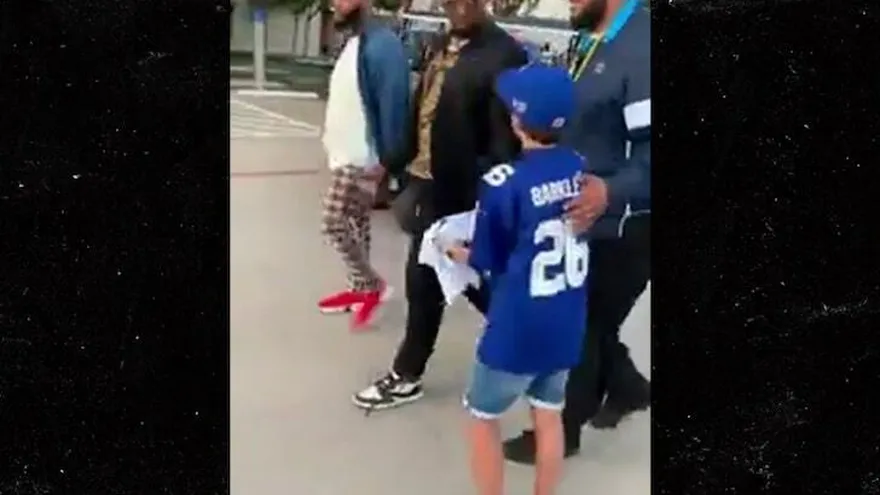 DeMarcus Lawrence se niega a darle su autógrafo a un niño