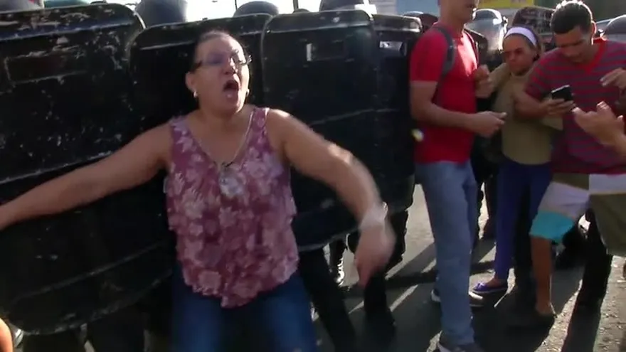 Residentes en Lucha Franco se enfrentan con antidisturbios