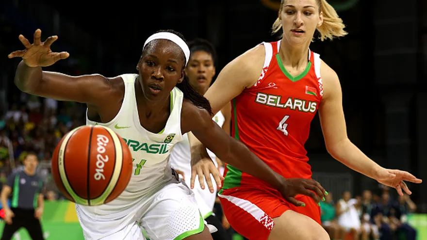 Acción del partido entre los equipos femeninos de Brasil y Bielorrusia