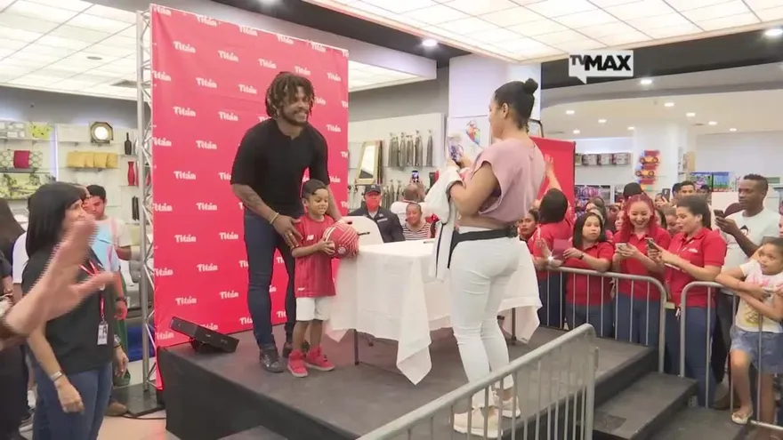 Román Torres firma autógrafos en establecimiento local
