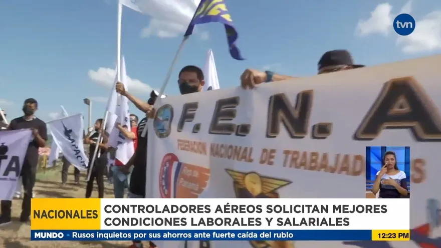 Controladores aéreos protestan en las inmediaciones del Aeropuerto
