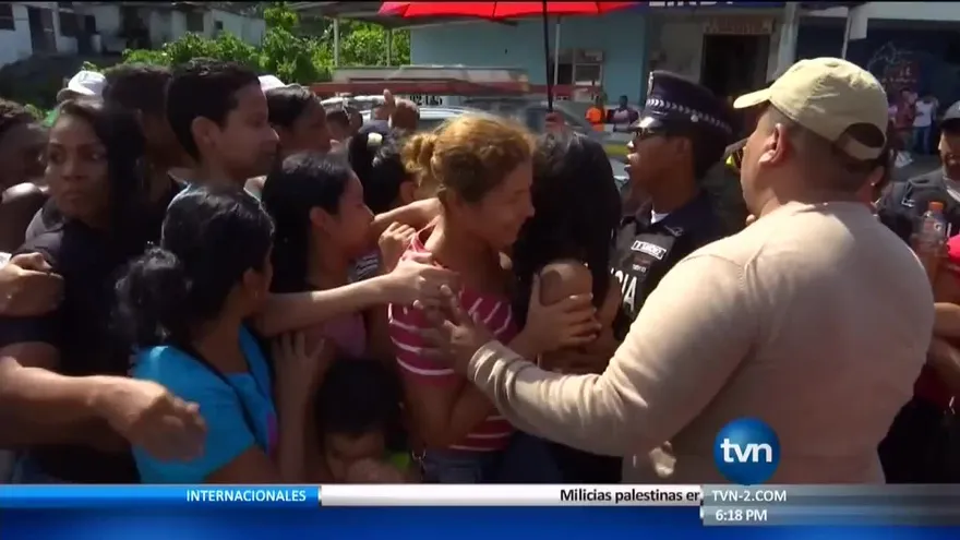 Siguen las largas filas en busca de un jamón para navidad