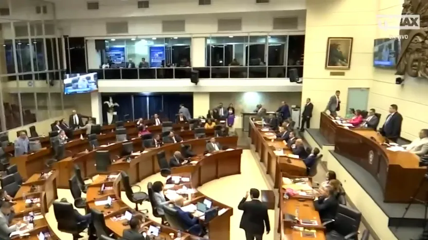 Reacciones por aprobación en segundo debate de contrato minero