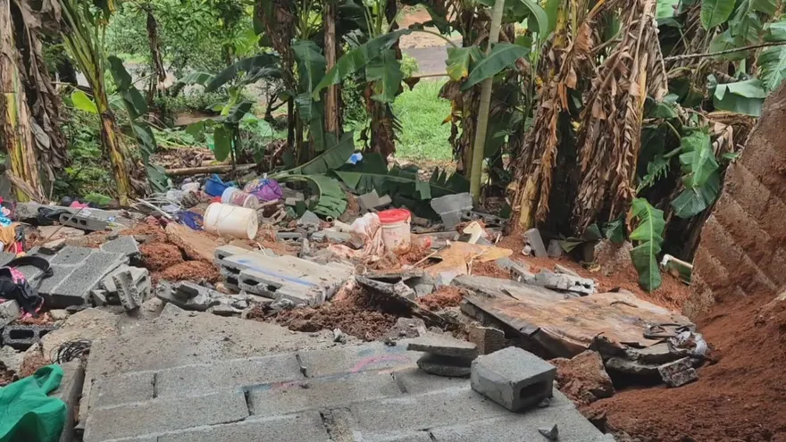 Landslide Damages Home in Colón, Panama, Following Heavy Rains; Nearby Families Evacuated
