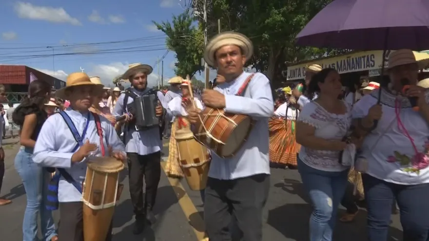 Desfiles, carrozas y tradición marcan aniversario de Las Mañanitas