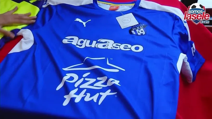 La presentación de la nueva indumentaria del Árabe Unido