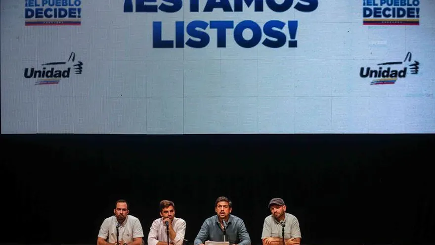 El alcalde del municipio Sucre Carlos Ocaríz (2-d), el diputado Juan Andrés Mejía (2-i), el concejal Edinson Ferrer (i) y el dirigente del partido Un Nuevo Tiempo, Angelo Palmeri (d), miembros del comité organizador de la "consulta popular", hablan ante la prensa en Caracas (Venezuela).