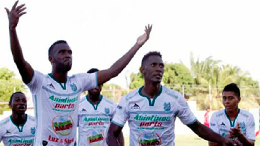 Brunet Hay (izq.), delantero panameño que está triunfando en el Platense.