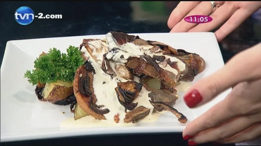 Chuleta de Cerdo con cebolla y ajos salteados