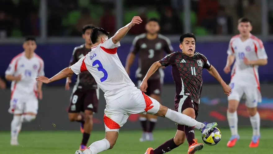 Gilberto Mora (de frente) y Milovan Celis disputan el balón durante el partido entre las selecciones sub-20 de Chile y México