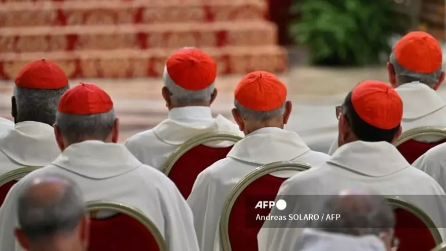 Algunos cardenales durante una misa