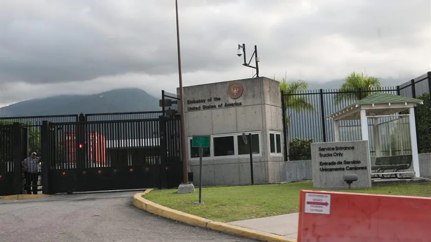 Vista de la fachada de la embajada de Estados Unidos en Caracas.