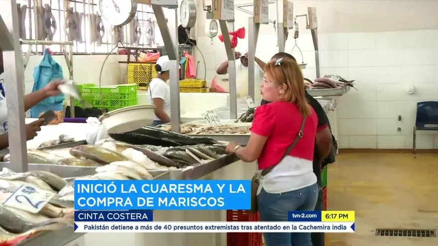 Varios panameños acuden al Mercado del Marisco