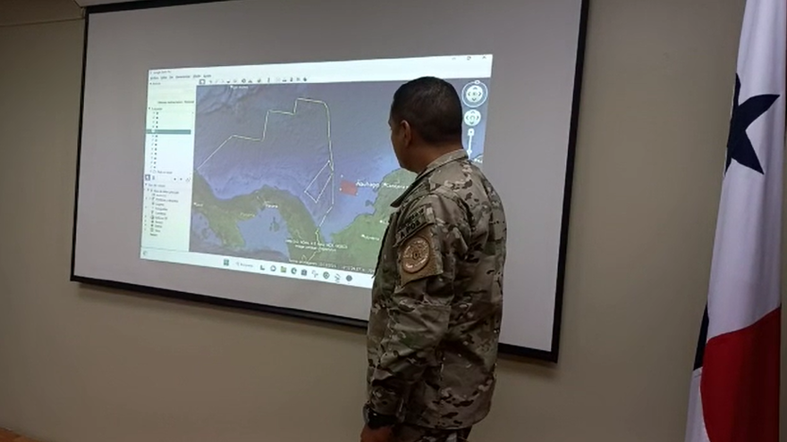 Reunión con familiares de los tripulantes que se encuentran desaparecidos.