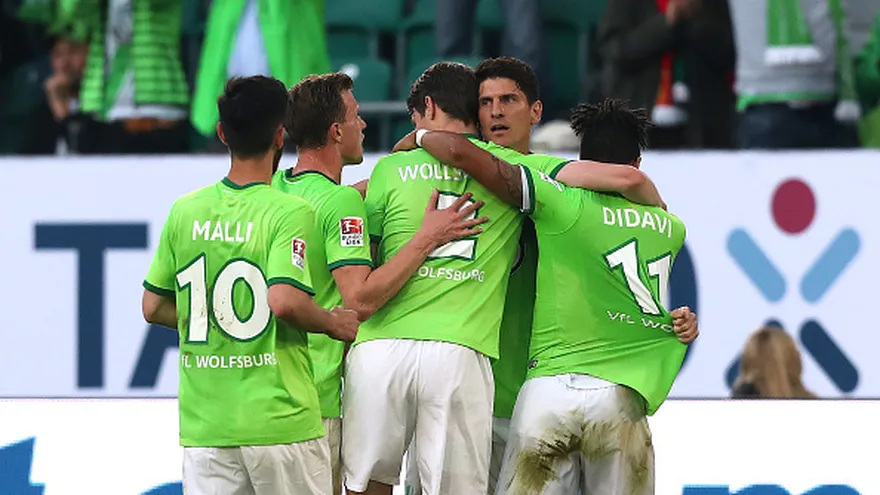 Mario Gómez recibe los abrazos de sus compañeros tras anotar por el Wolfsburgo