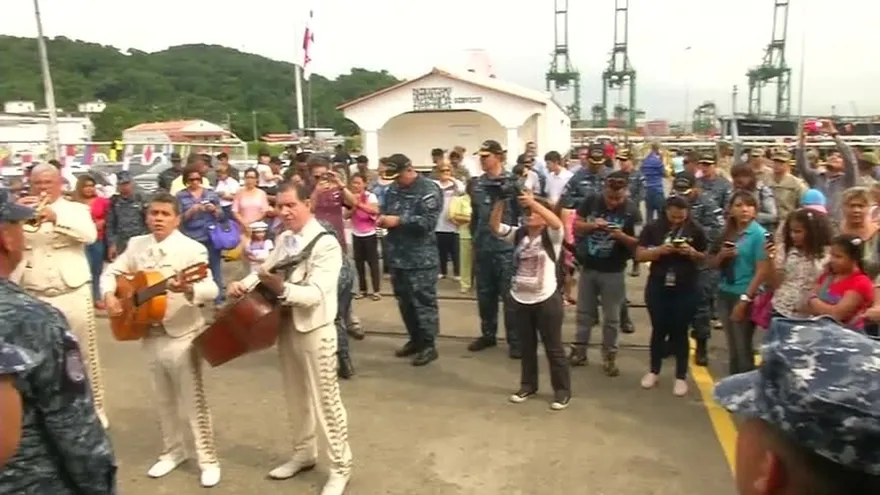 Propuesta de amor durante celebración de la Virgen del Carmen
