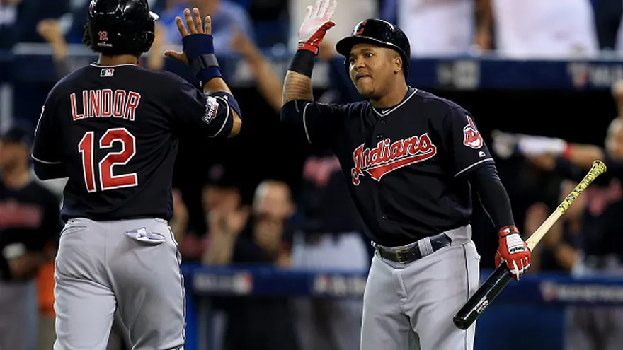 José Ramírez (de frente) y Francisco Lindor (de espalda) se felicitan