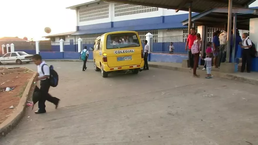 Desborde de aguas servidas imposibilita clases en escuela en Tocumen
